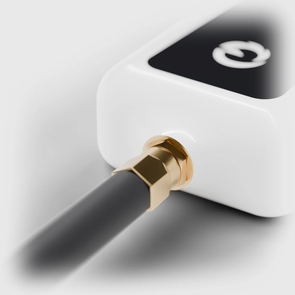 Dettaglio del connettore SMA in ottone e dell'antenna di AthLink